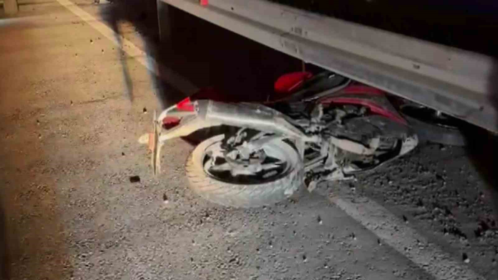 Direksiyon hakimiyetini kaybeden motosiklet sürücüsü bariyere çarparak ağır yaralandı