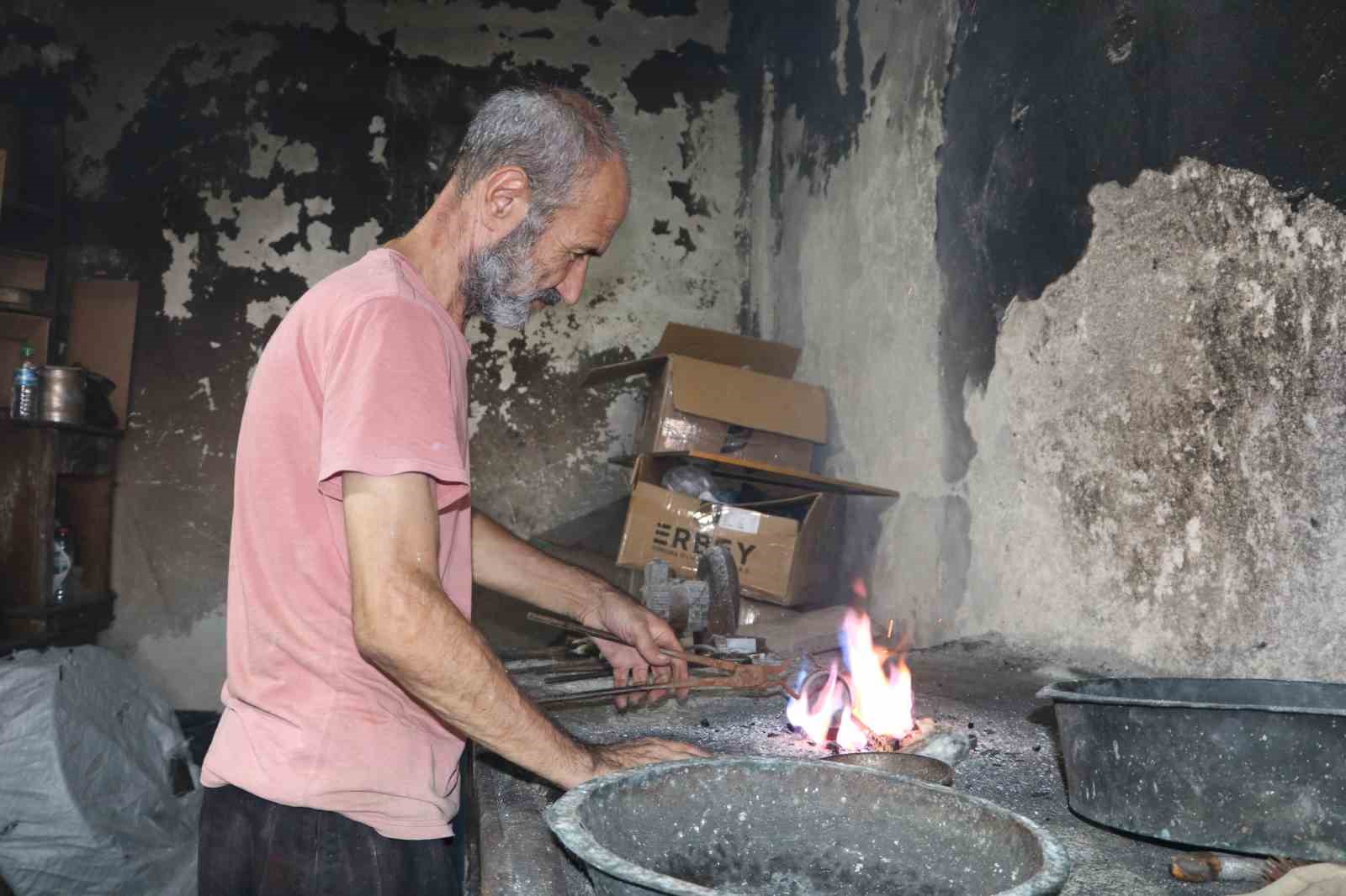 Hem kalaycı hem şair