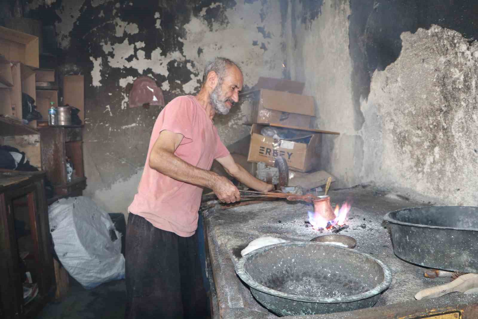 Hem kalaycı hem şair