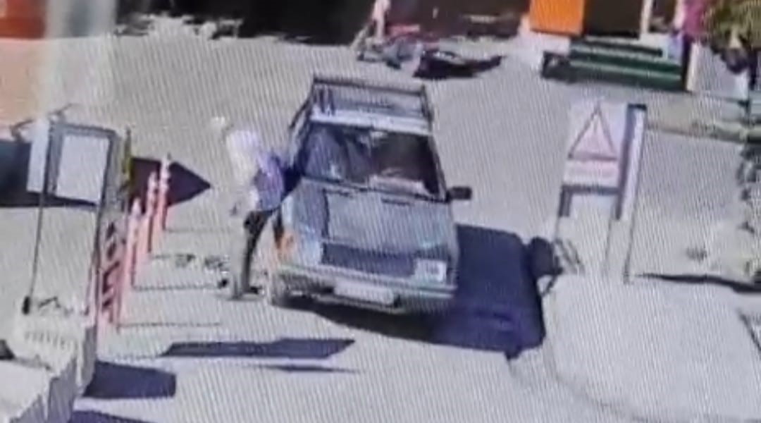 Yaşlı adama çarpıp hiçbir şey olmamış gibi yoluna devam etti