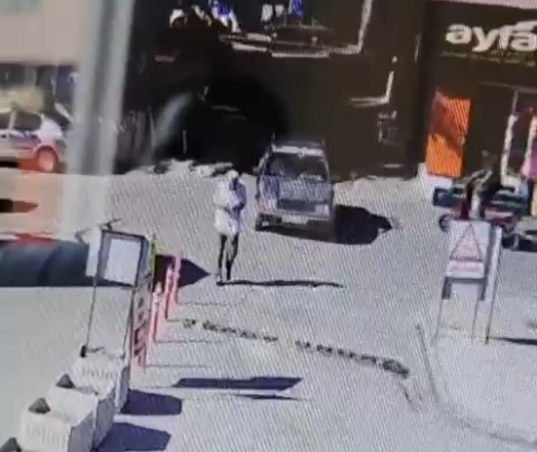 Yaşlı adama çarpıp hiçbir şey olmamış gibi yoluna devam etti