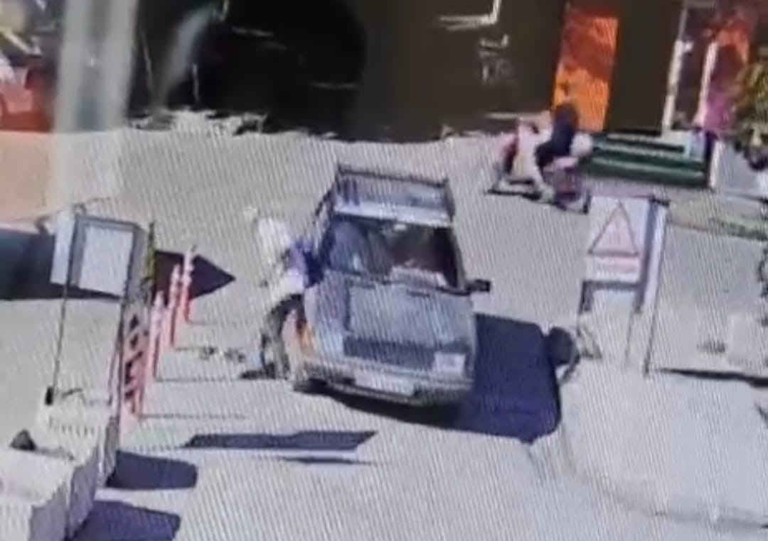 Yaşlı adama çarpıp hiçbir şey olmamış gibi yoluna devam etti