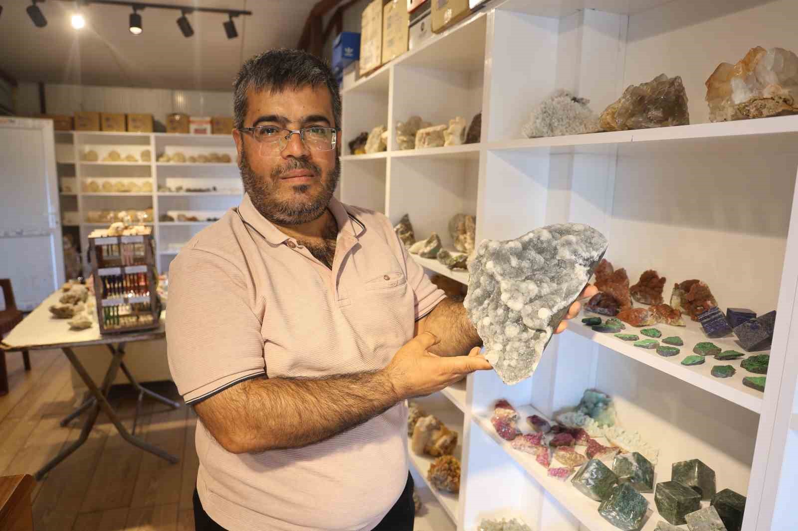 Zayıflamak için spor yaptığı esnada ayağının takıldığı taş hayatını değiştirdi, 10 yılda 79 ili gezerek 15 bin taş topladı