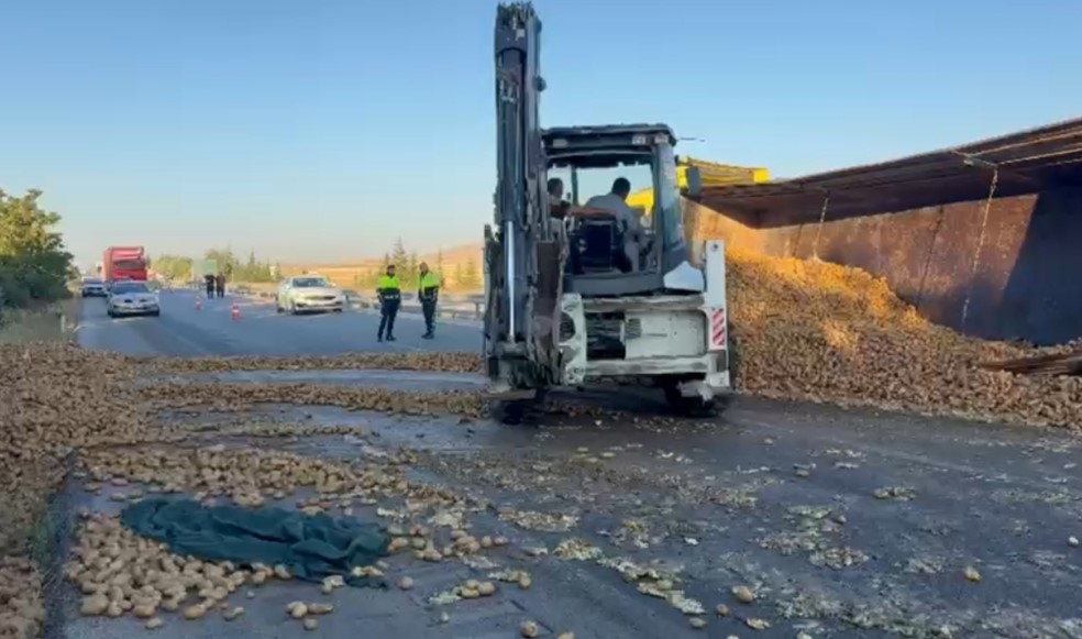 Patates yüklü tır devrildi: 30 ton patates ziyan oldu