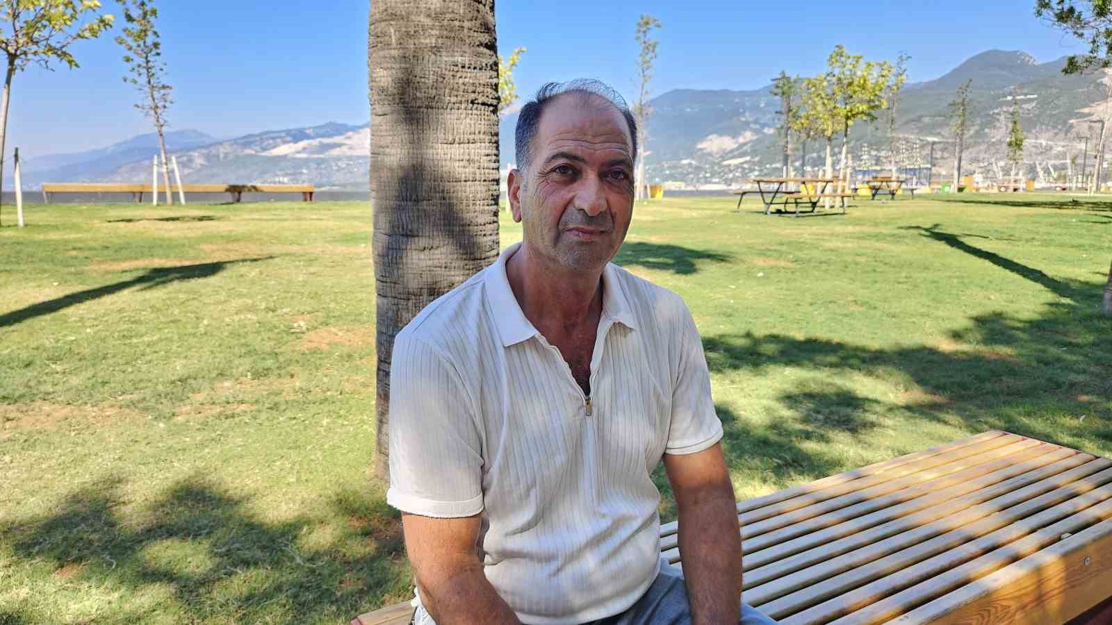 40 dereceyi aşan kavurucu sıcakta vatandaşlar ağaç gölgelerine sığındı