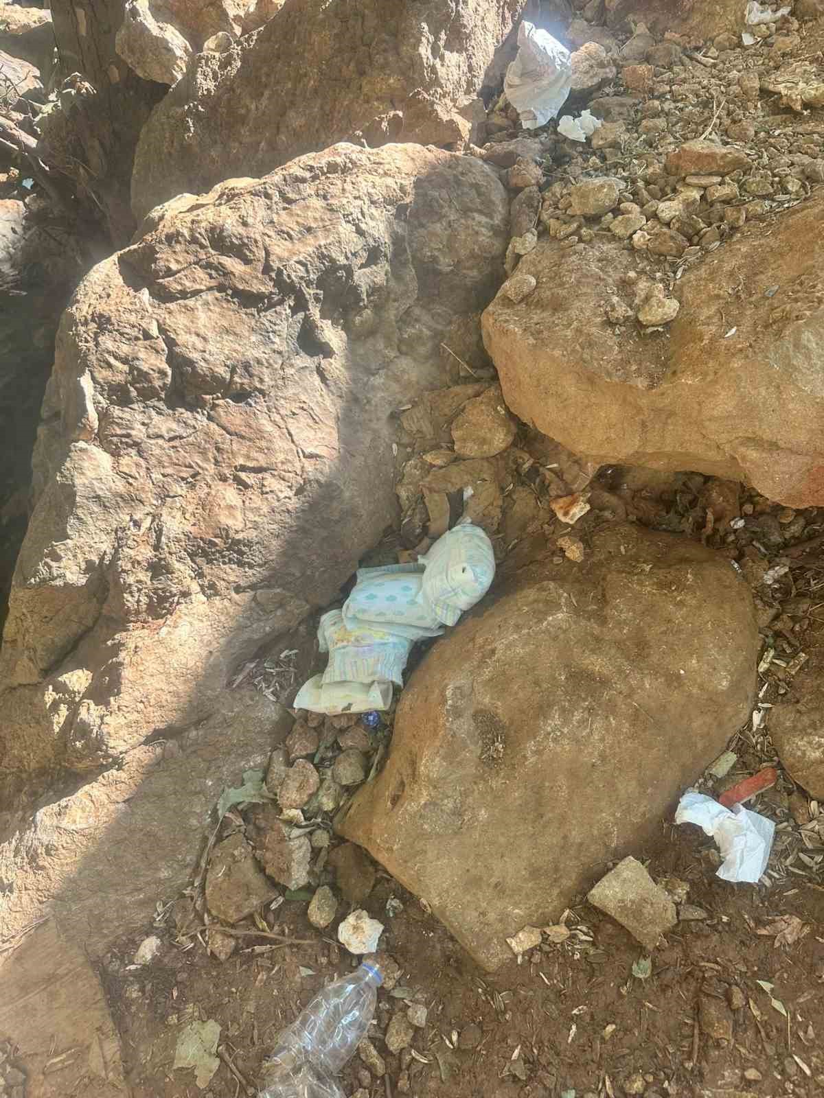 Piknik alanına bırakılan çöpler vatandaşın tepkisine yol açtı