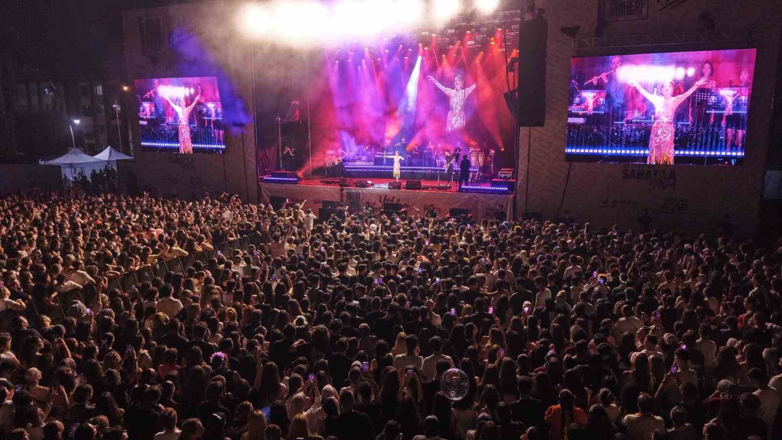 Aliağa Sanat Günleri’nde üçüncü hafta tiyatro ve müzikle renklendi