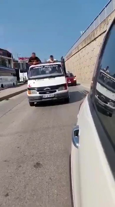 İzmit’te trafikte "sıkıştırma" kavgası