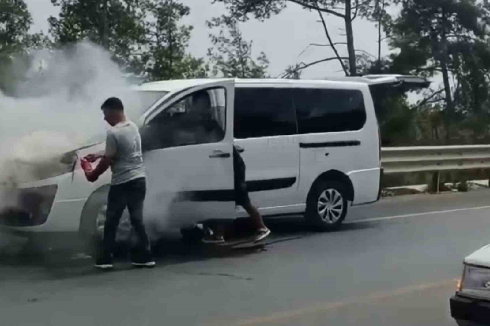 Mersin’de seyir halindeki hafif ticari araç alev alev yandı