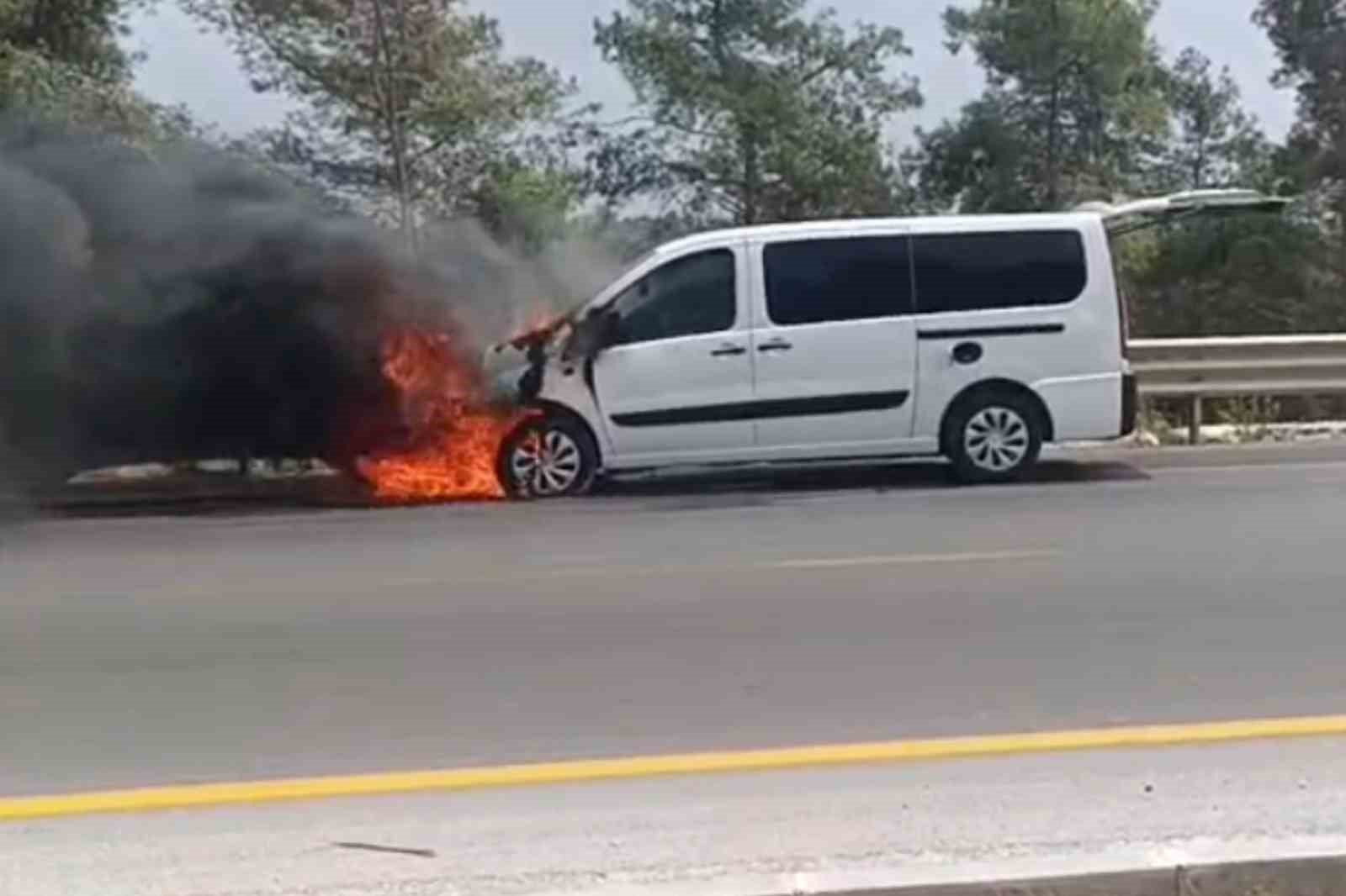 Mersin’de seyir halindeki hafif ticari araç alev alev yandı