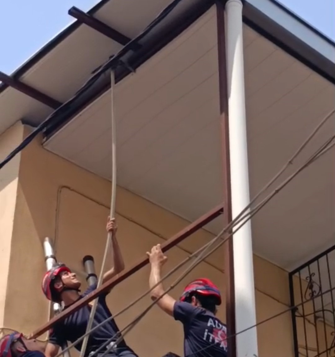 Adana’da tavana sıkışan güvercini itfaiye kurtardı