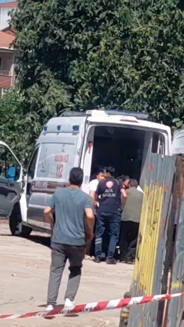 Sultanbeyli’de çatıyı kaldırmaya çalışan 2 işçi altında kaldı: 1’i ağır yaralı