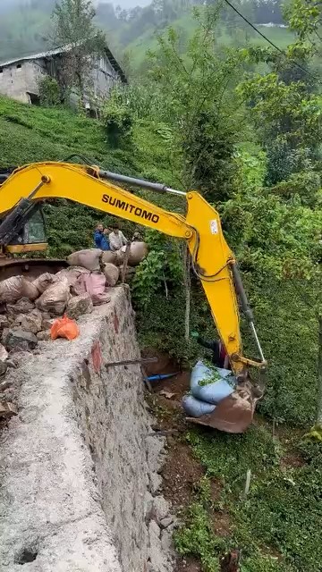 Rize’de iş makinesiyle ’çay taşıma operasyonu’