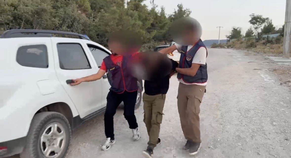Denizli’de silah zoruyla genç kızın kaçırılma anlarına ait görüntüler ortaya çıktı