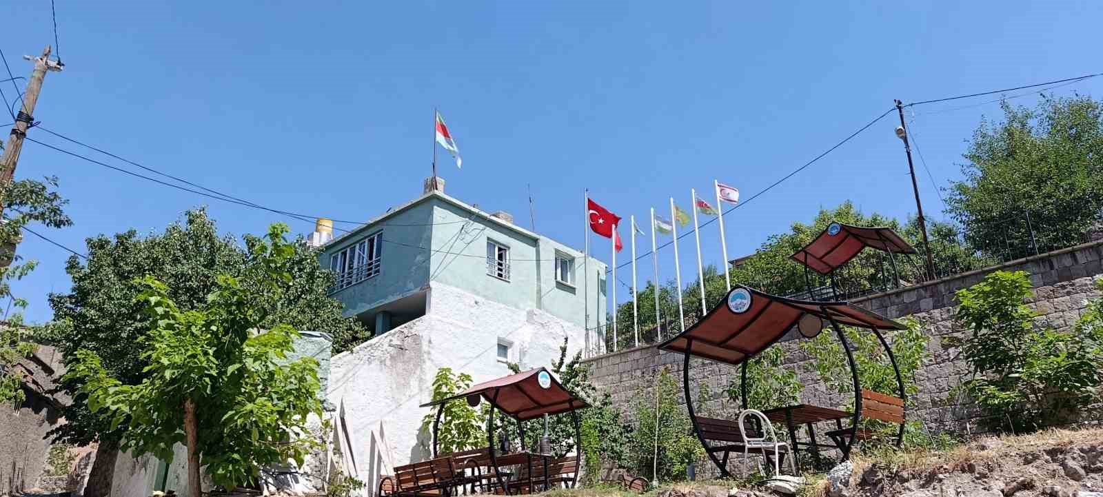 Erciyes’in eteklerindeki köyde Türk dünyasını tanıtıyorlar