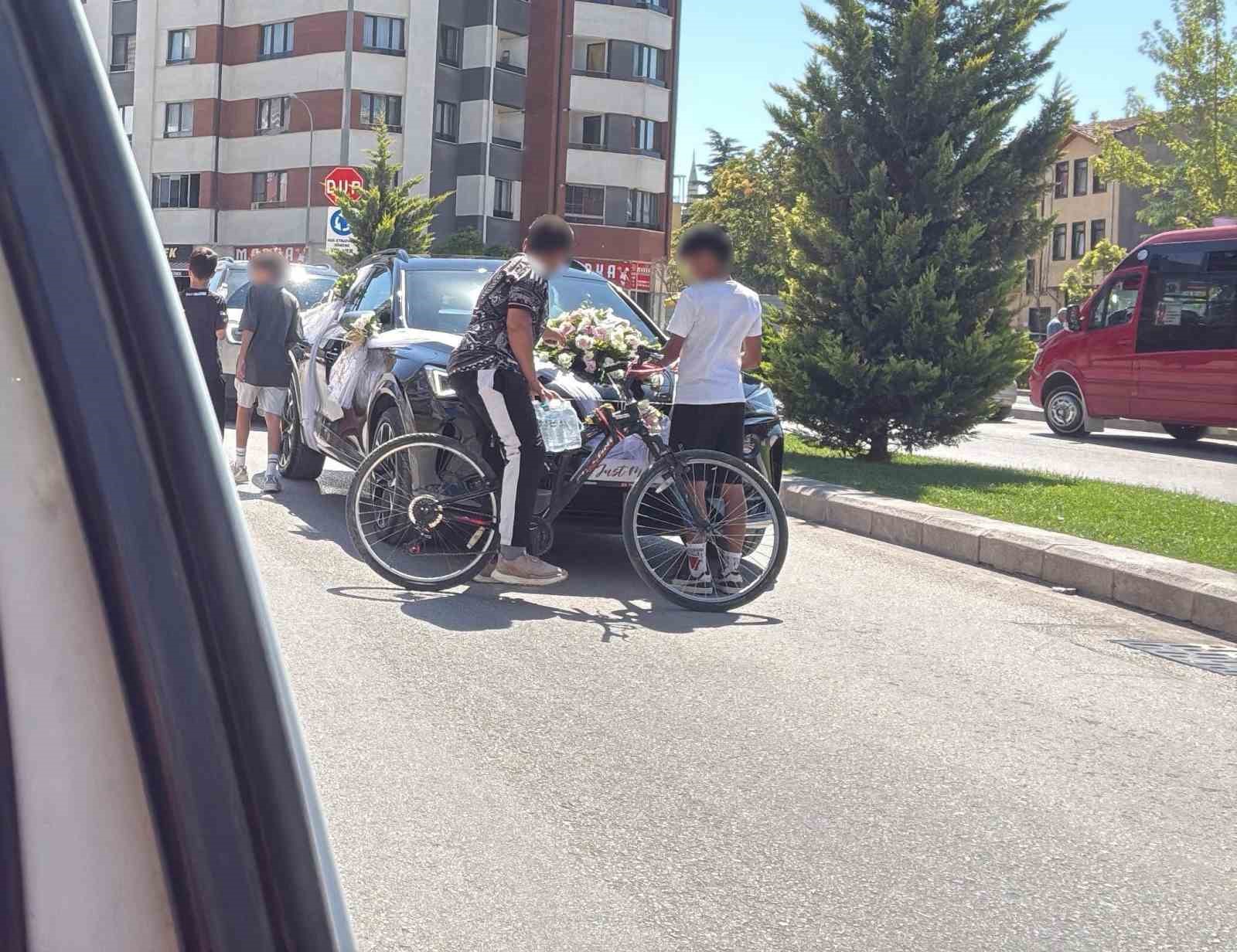 Bahşiş almak için hem kendi canlarını hem de trafiği tehlikeye attılar