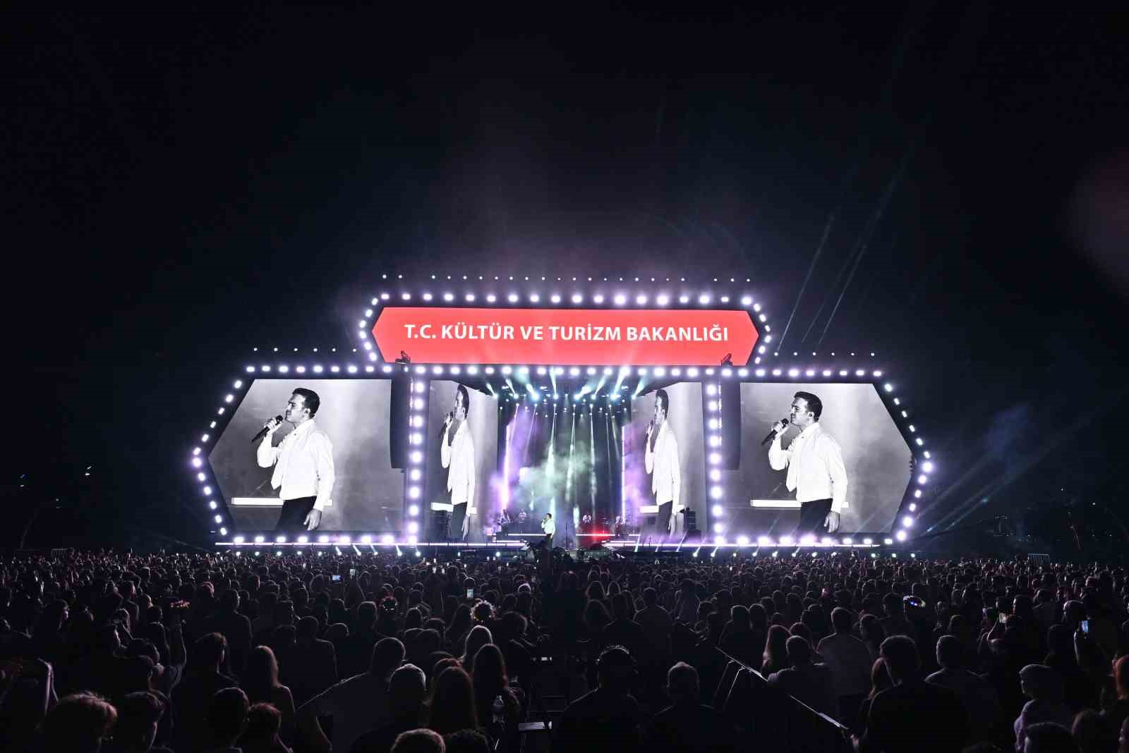 Kültür Yolu Festivali’nde Mert Demir konseri