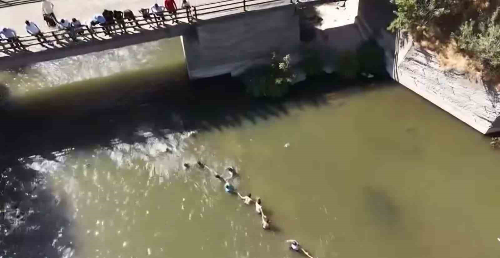 Bingöl’de suda kaybolan kişiyi vatandaşların kurtarma mücadelesi dronla görüntülendi