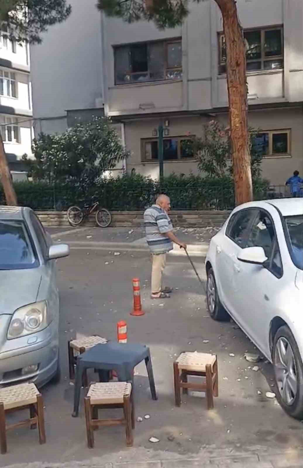 Öğretmenevi duvarından kopan beton parçaları korkuttu