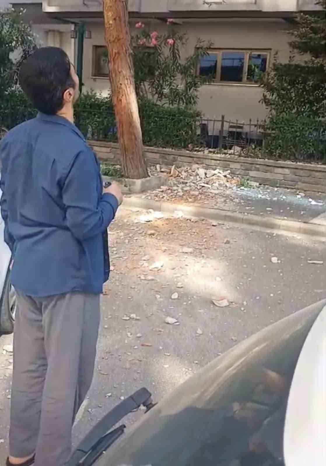 Öğretmenevi duvarından kopan beton parçaları korkuttu