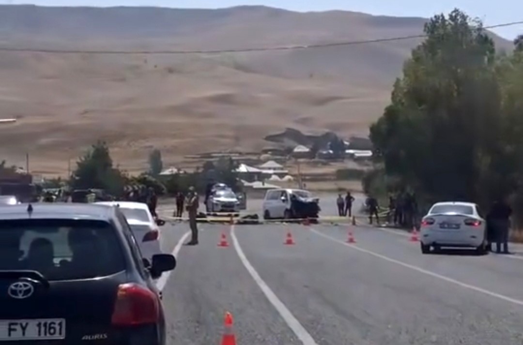 Muradiye’de araçlar kafa kafaya çarpıştı: 2 ölü, 9 yaralı