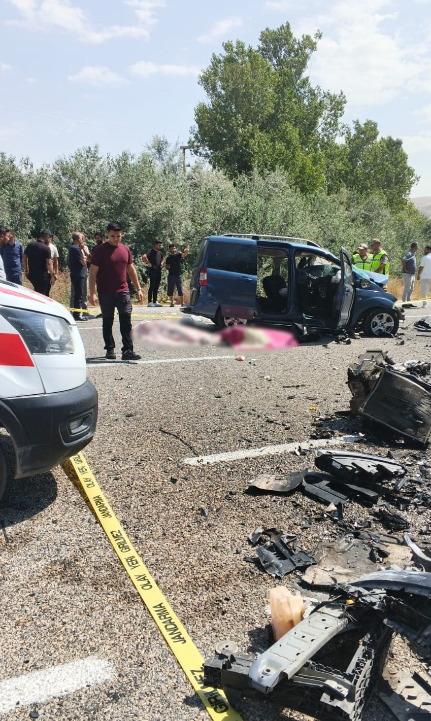 Muradiye’de araçlar kafa kafaya çarpıştı: 2 ölü, 9 yaralı