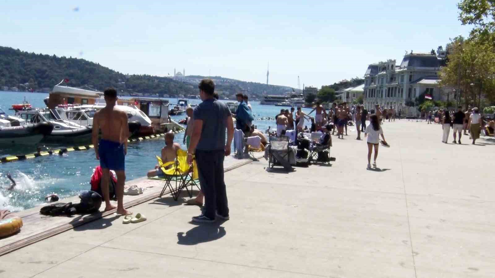 İstanbul’da sıcak hava dalgası bunalttı: Vatandaş kendini Boğaz’ın serin sularına bıraktı