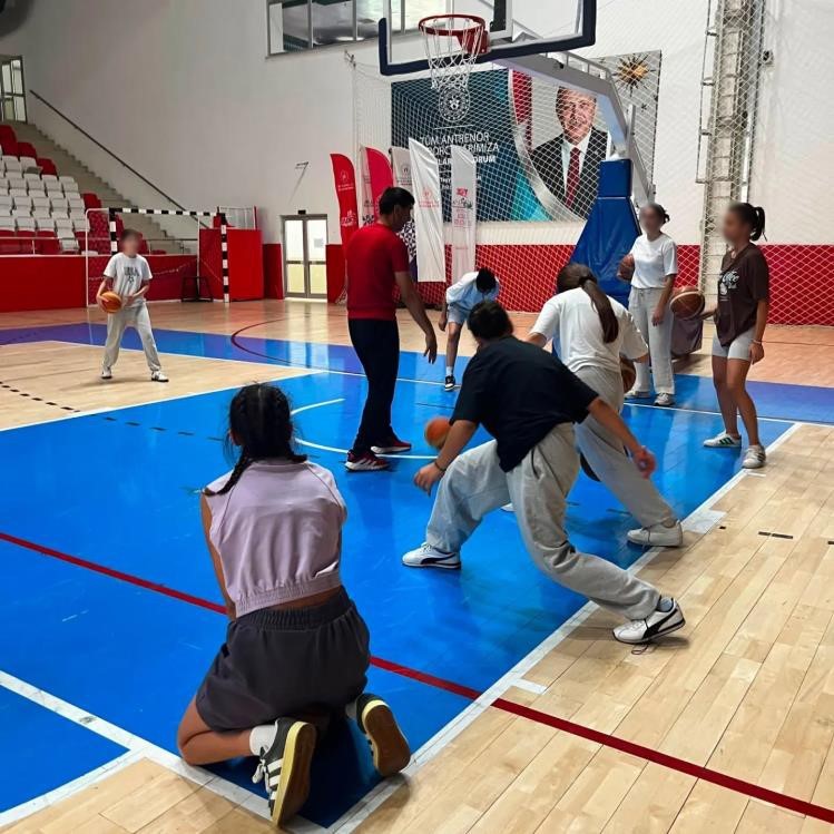 Koruma altındaki çocuklara basketbol eğitimi