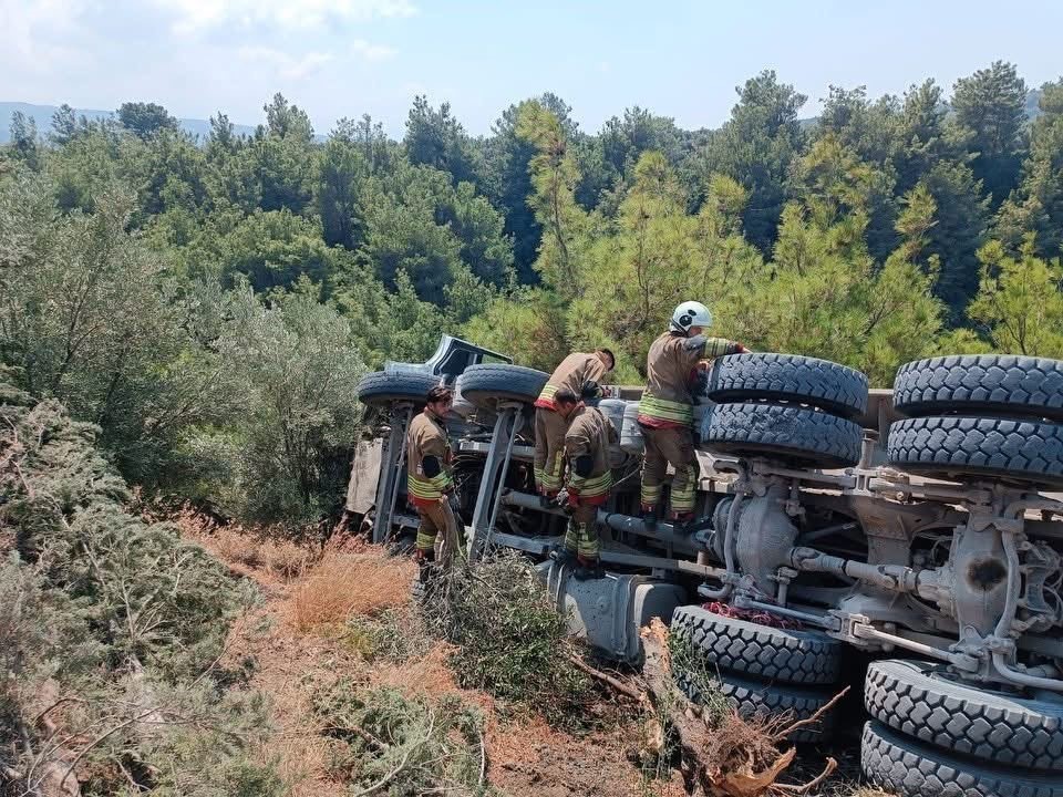 Arsuz’da devrilen kamyonun sürücüsü yaralandı