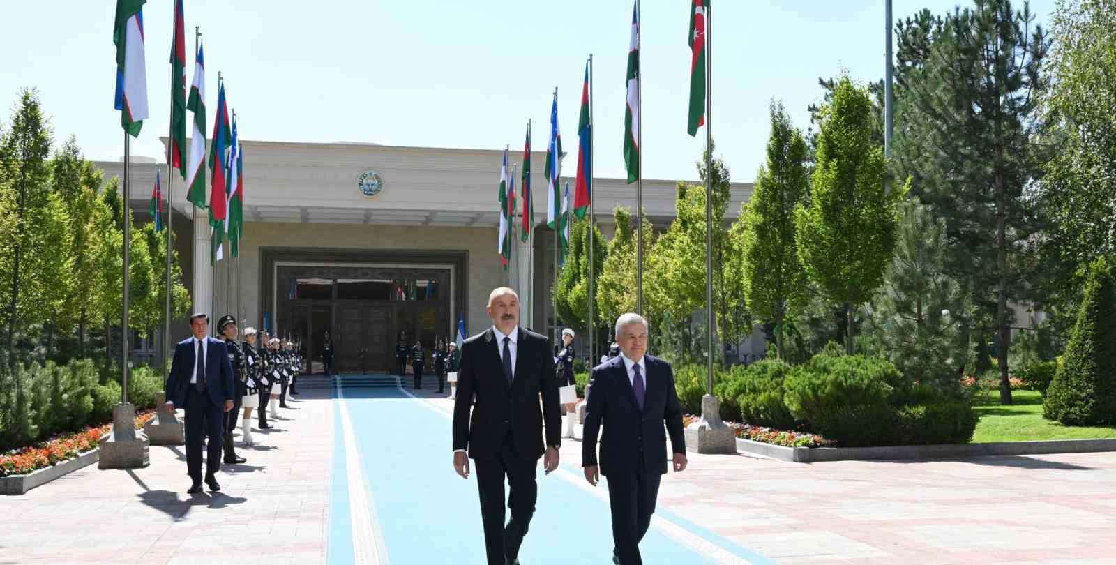 Azerbaycan Cumhurbaşkanı Aliyev, Özbekistan Devlet Başkanı Mirziyoyev ile bir araya geldi