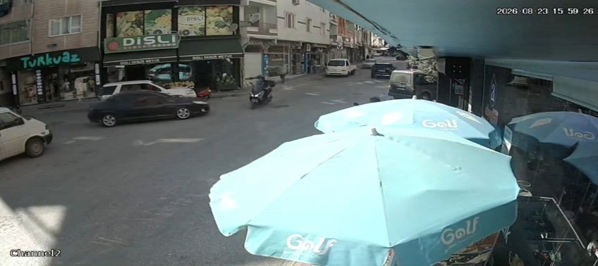 Kavşakta otomobilin motosiklete çarptığı kaza kamerada: 1 yaralı