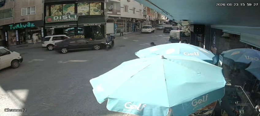 Kavşakta otomobilin motosiklete çarptığı kaza kamerada: 1 yaralı