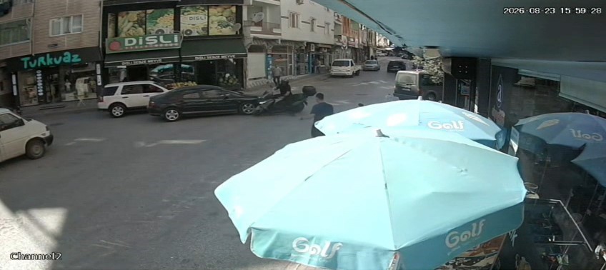Kavşakta otomobilin motosiklete çarptığı kaza kamerada: 1 yaralı