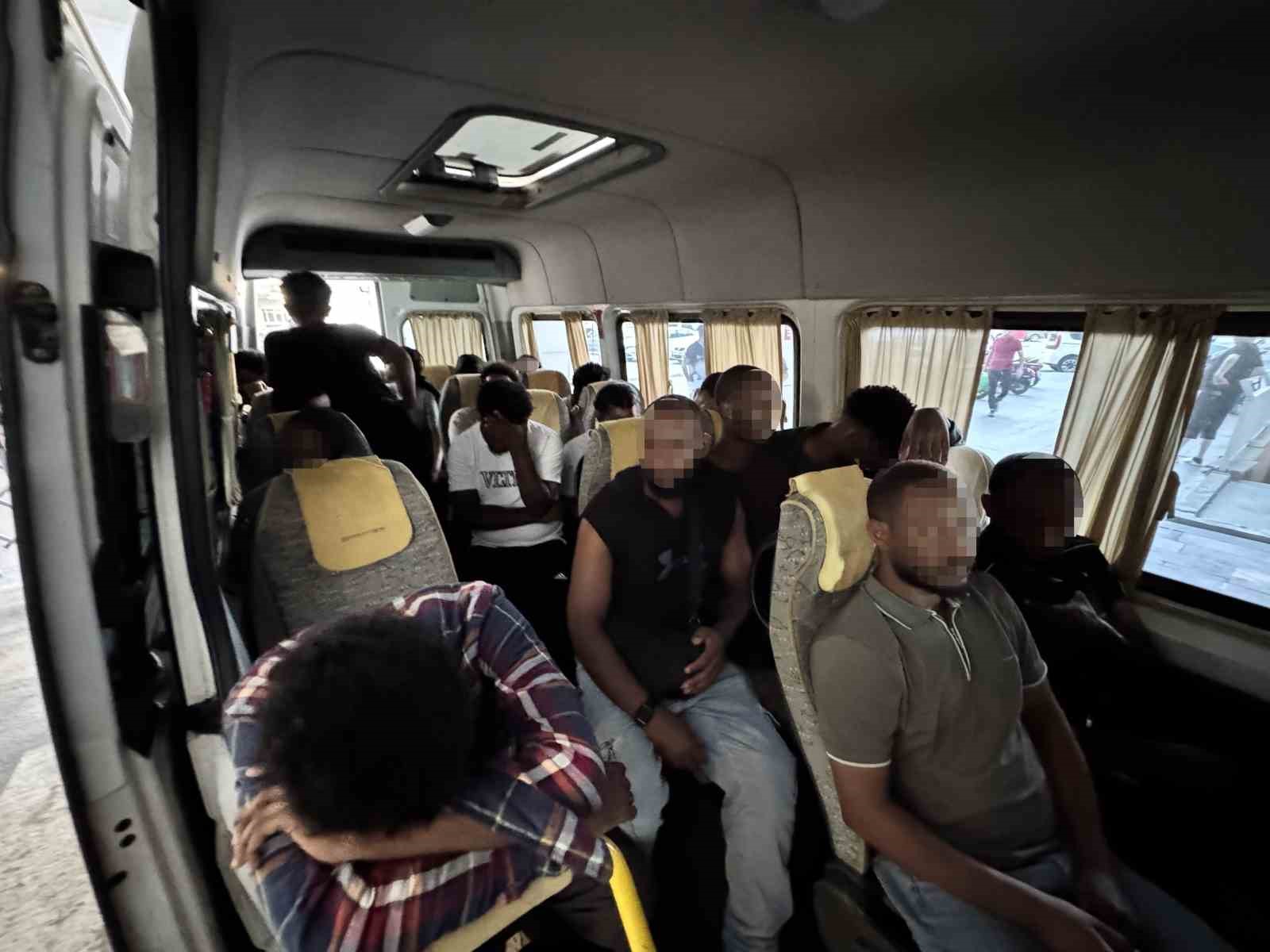 Edirne’de minibüste 19 kaçak göçmen yakalandı