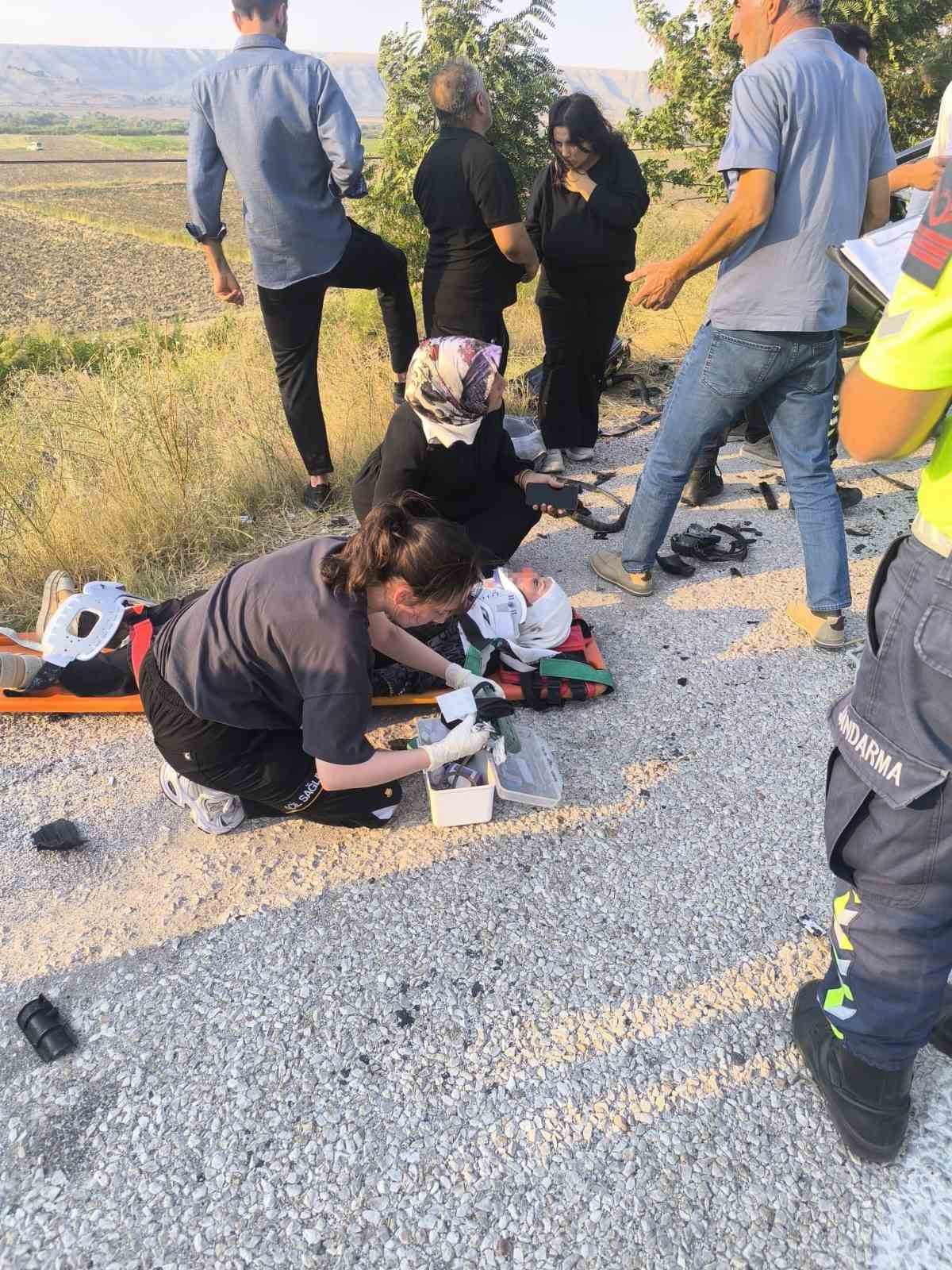 Çankırı’da iki otomobil çarpıştı: 1 ölü, 6 yaralı