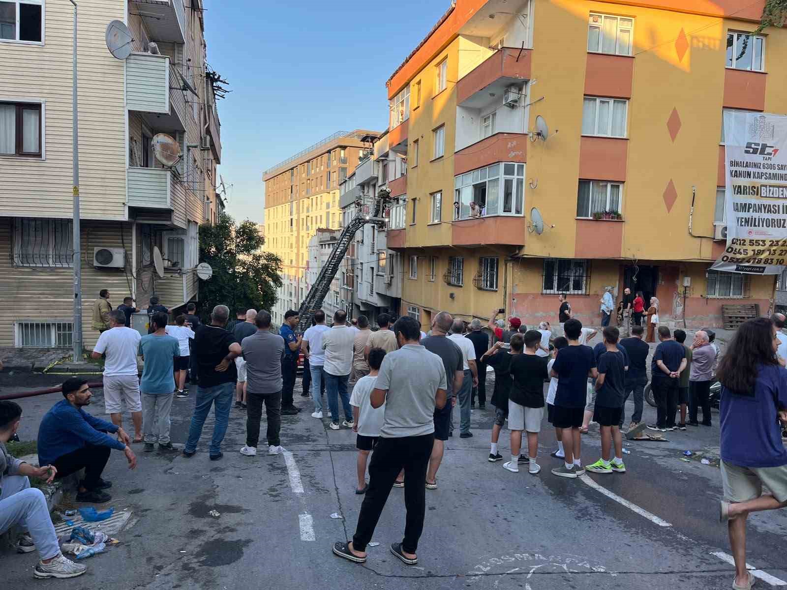 Gaziosmanpaşa’da çatı katında yangın: 1 ölü