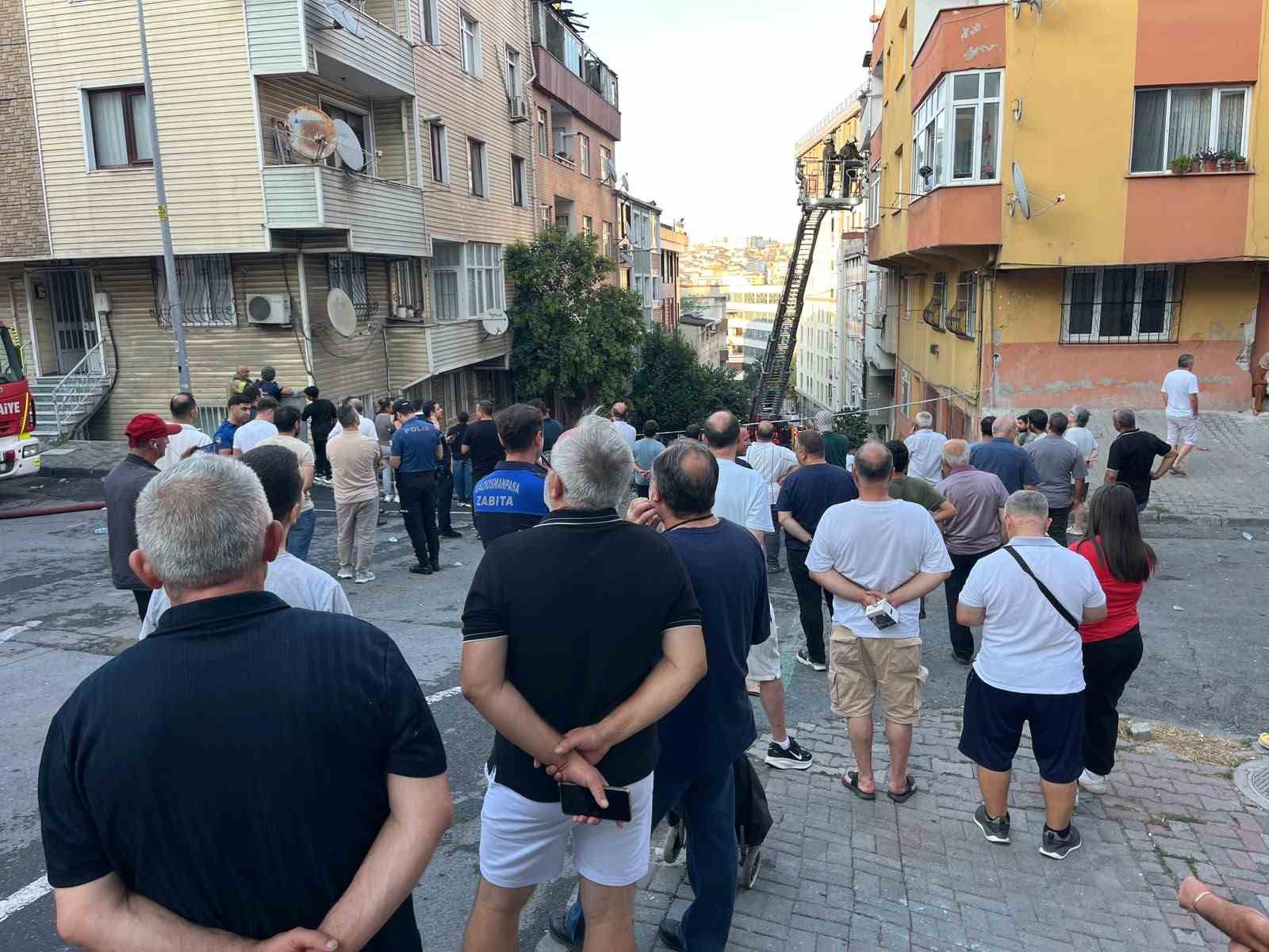Gaziosmanpaşa’da çatı katında yangın: 1 ölü