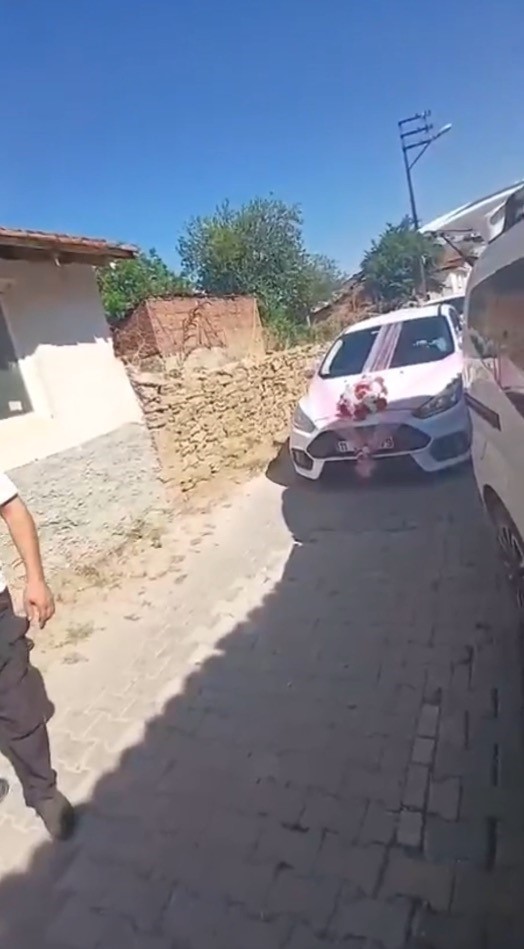 Gelin konvoyunun önünü kesen kadınlar yol ortasında tavla oynayıp, kahve içtiler