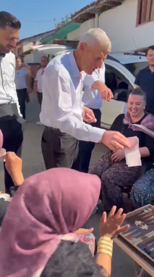 Gelin konvoyunun önünü kesen kadınlar yol ortasında tavla oynayıp, kahve içtiler