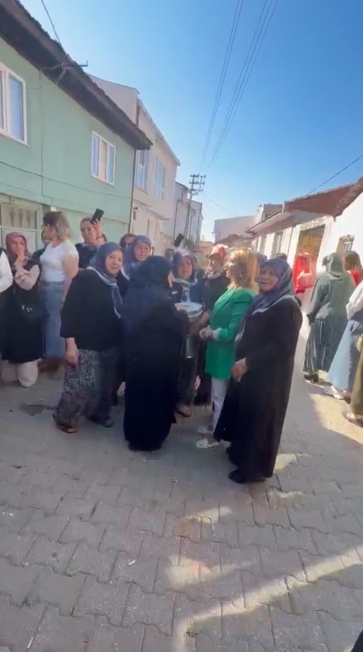 Gelin konvoyunun önünü kesen kadınlar yol ortasında tavla oynayıp, kahve içtiler