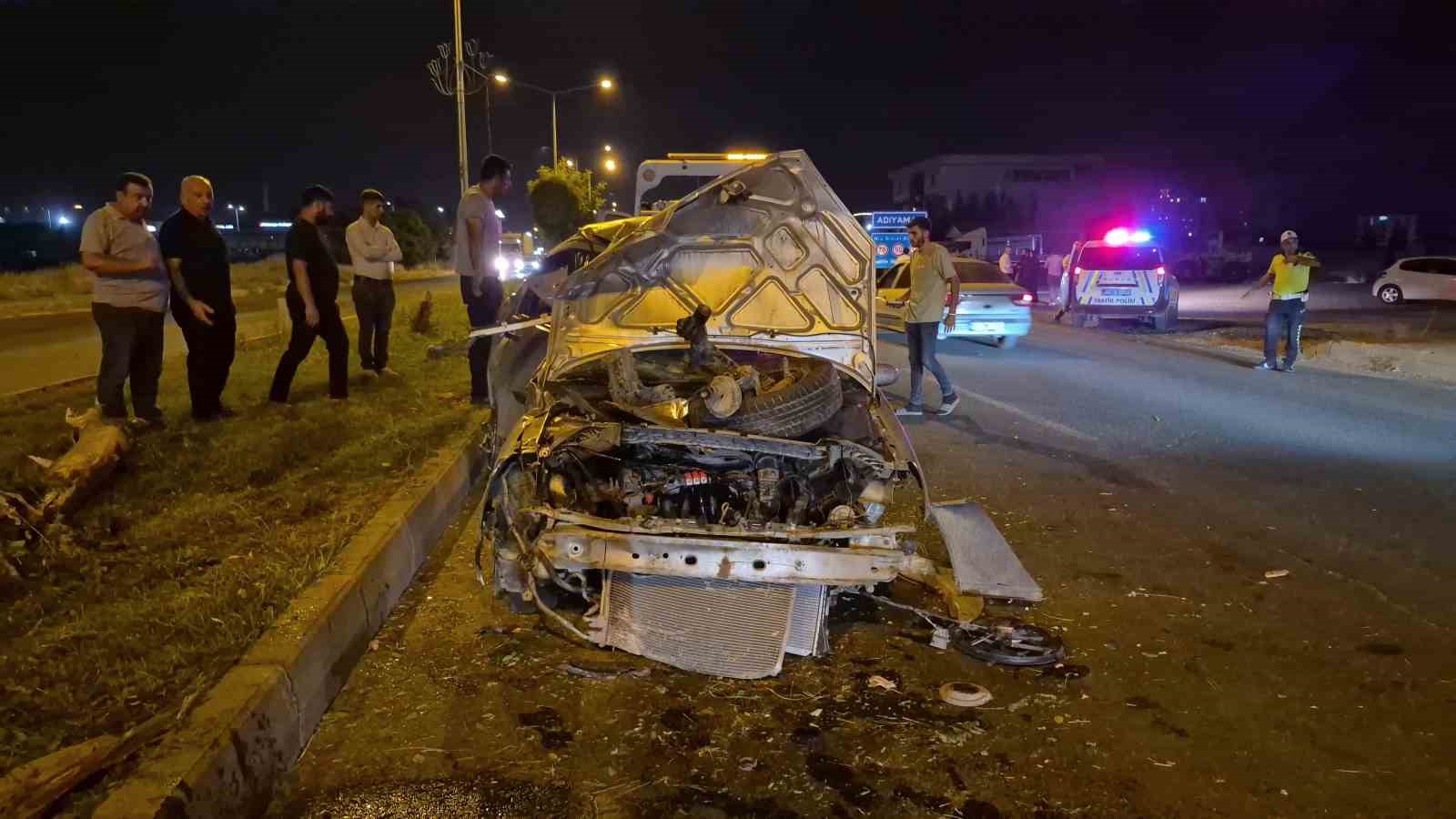 Otomobil direğe çarptı: 4 yaralı