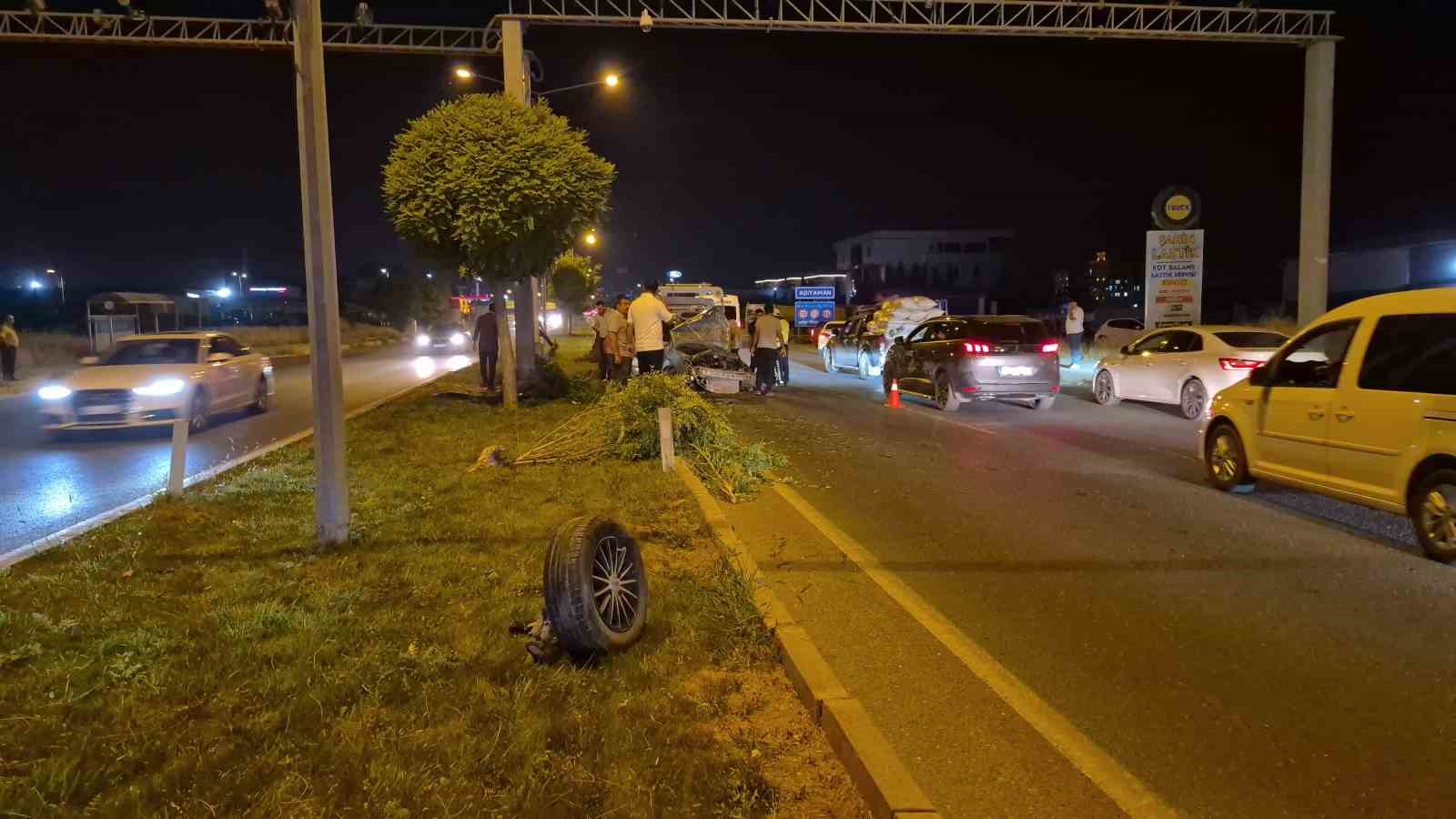 Otomobil direğe çarptı: 4 yaralı