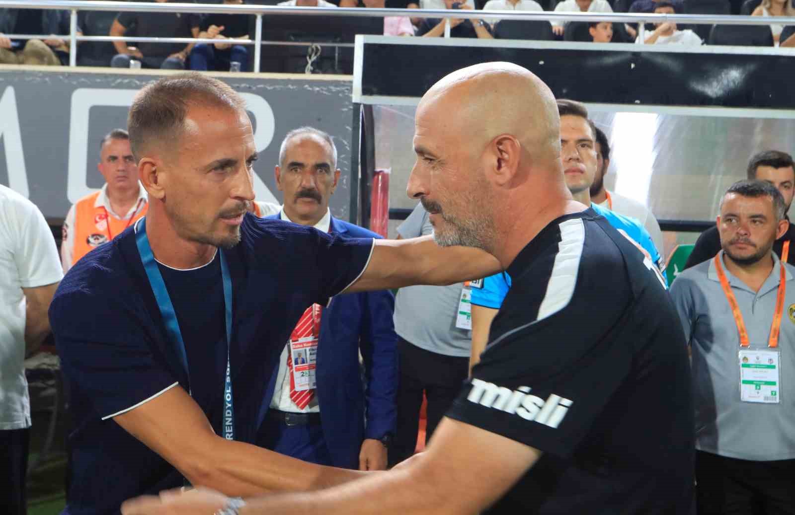 Trendyol Süper Lig: Corendon Alanyaspor: 0 - Beşiktaş: 0 (Maç devam ediyor)
