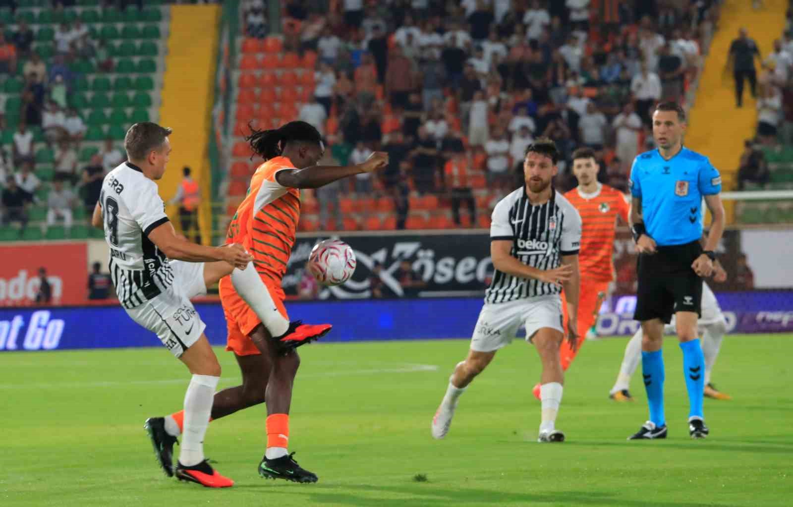Trendyol Süper Lig: Corendon Alanyaspor: 0 - Beşiktaş: 0 (Maç devam ediyor)