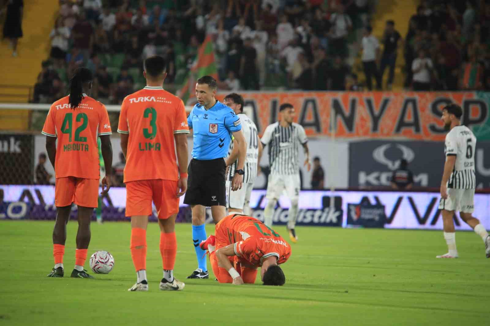 Trendyol Süper Lig: Corendon Alanyaspor: 0 - Beşiktaş: 0 (Maç devam ediyor)