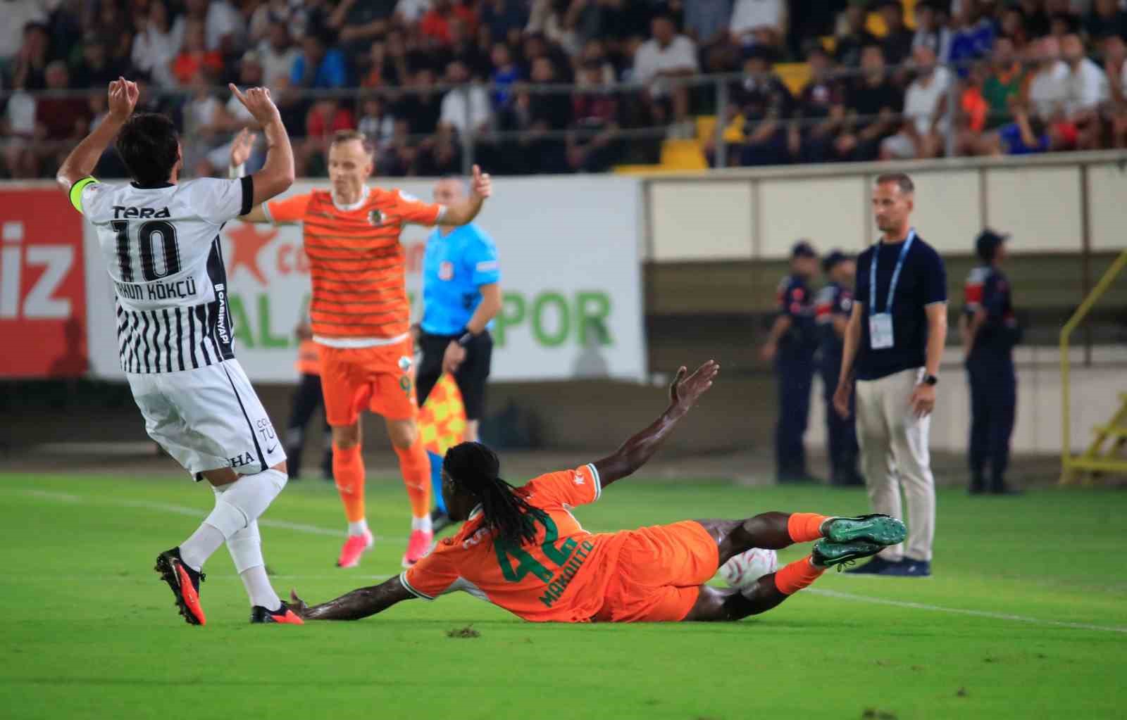 Trendyol Süper Lig: Corendon Alanyaspor: 0 - Beşiktaş: 0 (Maç devam ediyor)