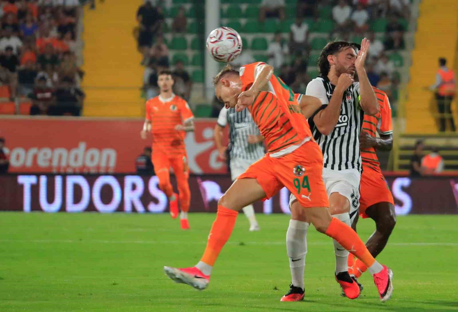 Trendyol Süper Lig: Corendon Alanyaspor: 0 - Beşiktaş: 0 (Maç devam ediyor)