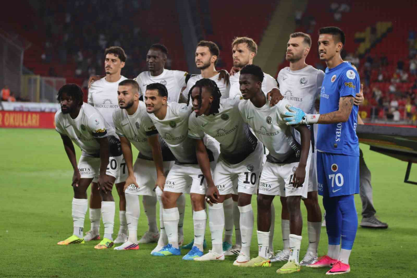 Trendyol Süper Lig: Göztepe: 0 - Gençlerbirliği: 0 (İlk Yarı)
