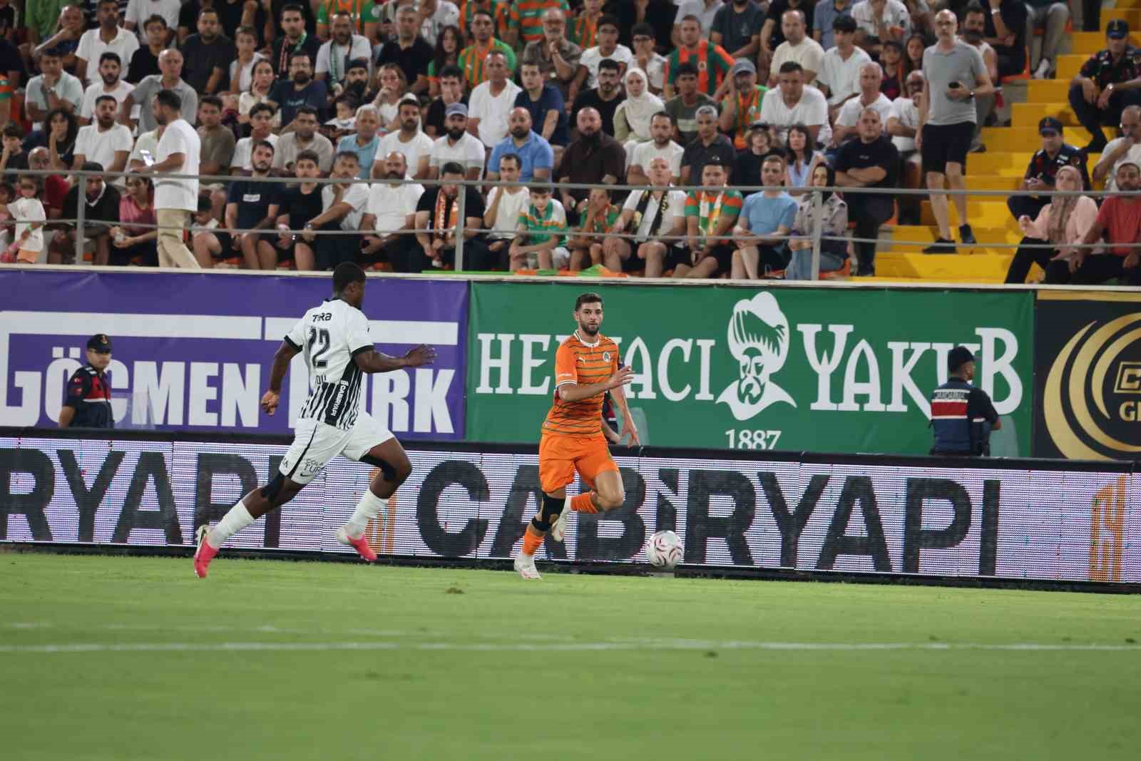 Trendyol Süper Lig: Corendon Alanyaspor: 0 - Beşiktaş: 0 (İlk yarı)