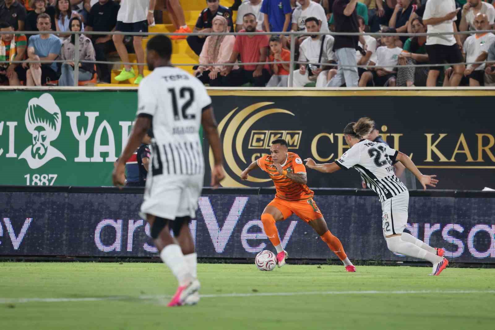Trendyol Süper Lig: Corendon Alanyaspor: 0 - Beşiktaş: 0 (İlk yarı)